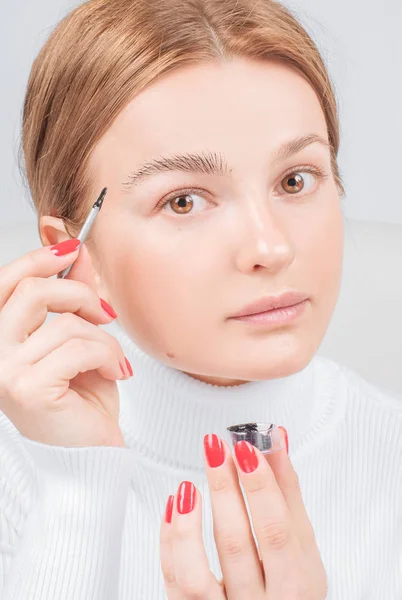 Cejas de Microblading, la mujer aplica henna de la pintura en las cejas. Cuidado profesional de las cejas, teñido y maquillaje permanente —  Fotos de Stock