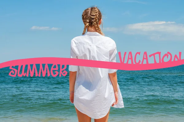 Fondo marino con letras Vacaciones de verano. Hermosa mujer en camisa blanca mirando al océano, en la playa — Foto de Stock