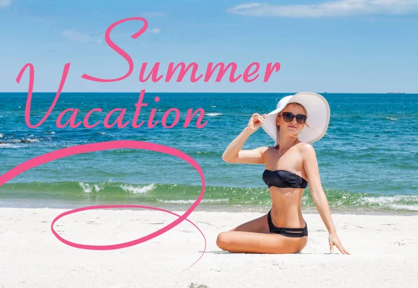 Θαλάσσιο φόντο με γράμματα καλοκαιρινές διακοπές. Όμορφη γυναίκα με μπικίνι και καπέλο κάθεται στην παραλία — Φωτογραφία Αρχείου