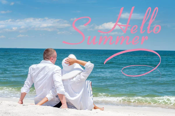 こんにちは夏の文字と海の背景。熱帯のビーチに座って幸せなカップル. — ストック写真