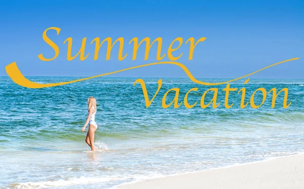 Fond marin avec lettres Vacances d'été. Belle femme bronzée en maillot de bain sur la plage — Photo