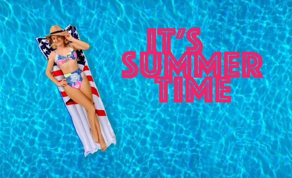Φόντο πισίνας με γράμματα είναι η θερινή ώρα. Γυναίκα με μπικίνι στο φουσκωτό στρώμα στην πισίνα. — Φωτογραφία Αρχείου