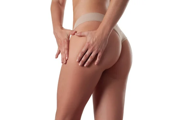 Cuidado corporal e massagem anti-celulite. nádegas femininas perfeitas sem celulite em calcinha. Bunda de mulher bonita em roupa interior . — Fotografia de Stock