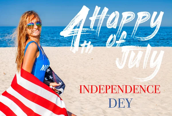 미국 독립 기념일. 미국은 7월 4일을 기념합니다. 해변에서 미국 국기를 들고 행복한 여자. — 스톡 사진