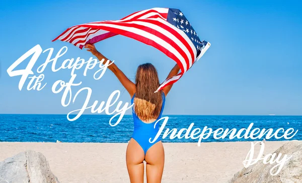 USA Jour de l'indépendance. Les États-Unis célèbrent les fêtes du 4 juillet. Femme heureuse tenant drapeau américain sur la plage . — Photo