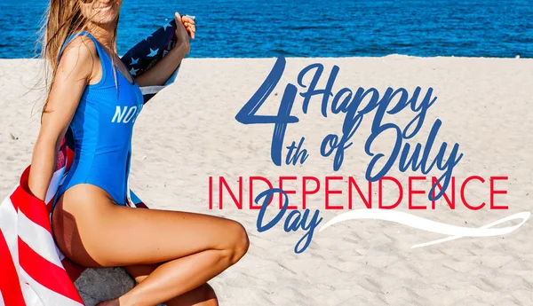 USA függetlenség napja. Egyesült Államok ünnepelni ünnep július 4. Boldog nő gazdaság amerikai zászló a strandon. — Stock Fotó