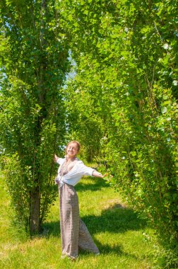 Parkta yaz saati zevk moda tulum güzel boho tarzı kadın