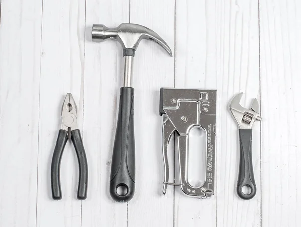 Herramientas. Llaves, martillo y alicates sobre fondo blanco —  Fotos de Stock