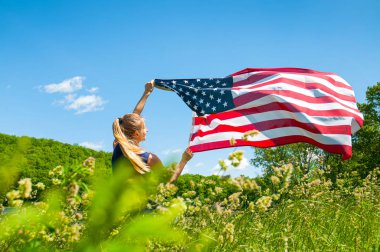 Amerikan bayrağını açık havada tutan kadın. Amerika Birleşik Devletleri bayrağı, 4 Temmuz 