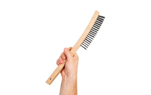 Outil. Main tient brosse métallique fil sur un fond blanc  . — Photo