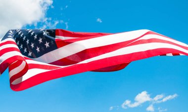 Mavi gökyüzü arka planda Amerikan bayrağı. Amerika Birleşik Devletleri bayrağı
