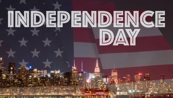 Július 4. New York City éjjel és amerikai zászló. Függetlenség napja üdülés Egyesült Államok — Stock Fotó