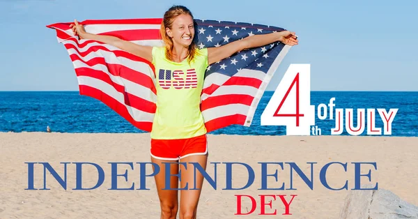Boldog július 4 függetlenség napja. Gyönyörű vidám nő, aki amerikai zászlót a strandon. — Stock Fotó