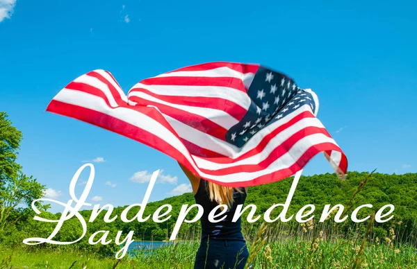 Szczęśliwego dnia niepodległości, 4 lipca. Młoda kobieta posiadająca amerykańską flagę — Zdjęcie stockowe