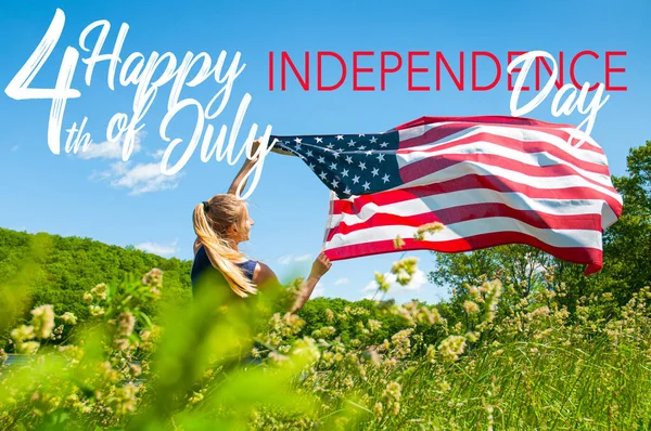 Happy 4 juli, självständighets dagen Förenta staterna. Kvinna som innehar amerikanska flaggan. — Stockfoto