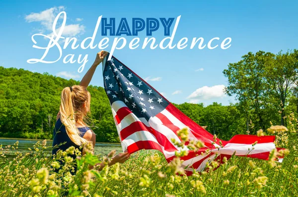 Boldog függetlenség napja, július 4. Amerikai zászlót tartó nő. — Stock Fotó