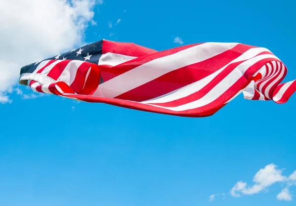 Amerikansk flagga i blå himmel bakgrund. Förenta staternas flagga — Stockfoto