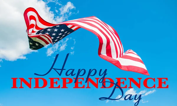 Feliz Día de la Independencia 4 de julio. Bandera americana en el fondo del cielo azul . —  Fotos de Stock