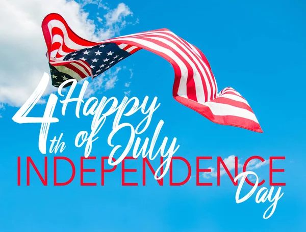 Buon 4 luglio Giorno dell'indipendenza. Bandiera americana in sfondo cielo blu . — Foto Stock