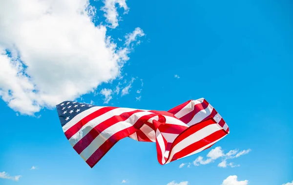 Bandera americana en el fondo del cielo azul. Estados Unidos de América — Foto de Stock