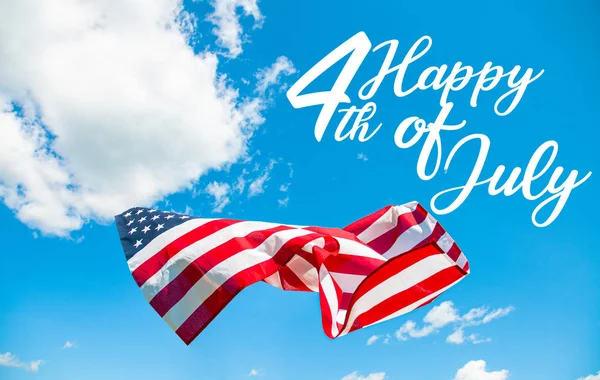 7월 4일 독립기념일 의 행복. 푸른 하늘 배경의 미국 국기. — 스톡 사진