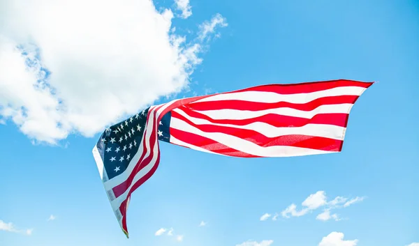 Американский флаг на голубом фоне неба. Флаг США — стоковое фото