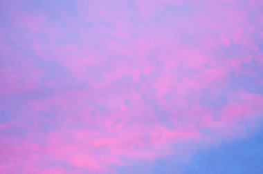 Güzel pembe gökyüzü. Pastel renkli bulut arka plan. 