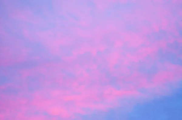 Beau ciel rose. Fond nuage avec une couleur pastel . — Photo