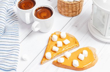 Fıstık ezmeli sandviçler. Kahvaltı, kahve ve fıstık ezmesi ile ekmek 