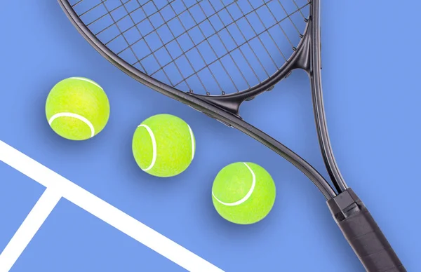 Raquete de tênis e esportes de bola no fundo azul — Fotografia de Stock