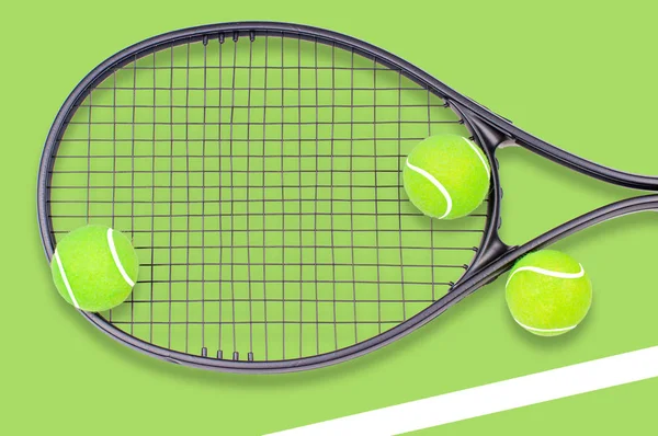 绿色背景上的网球拍和球类运动 — 图库照片