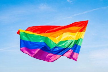 Mavi gökyüzünde LGBT bayrağı. Gay Gökkuşağı bayrağı. 