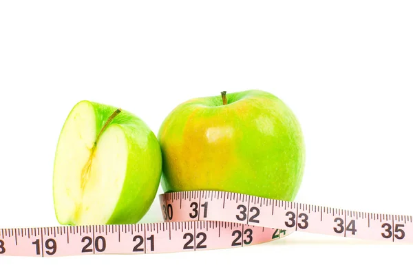 Dieta. Manzana verde fresca y cinta métrica sobre fondo blanco —  Fotos de Stock