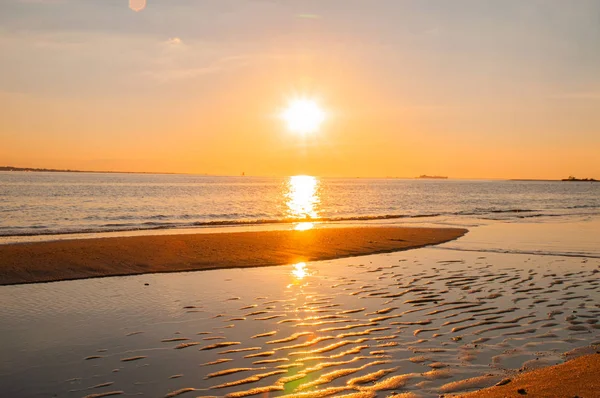 Güzel gökyüzü ile sahilde gün batımı. Denizde güzel yanan günbatımı manzara — Stok fotoğraf