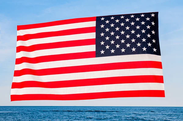 Mulher patriótica bonita com bandeira americana na praia. Dia da independência dos EUA, 4 de julho. Conceito de liberdade . — Fotografia de Stock