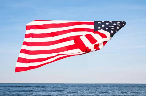 Amerikanische Flagge am blauen Himmel. US-Unabhängigkeitstag, 4. Juli. Flagge der Vereinigten Staaten — Stockfoto