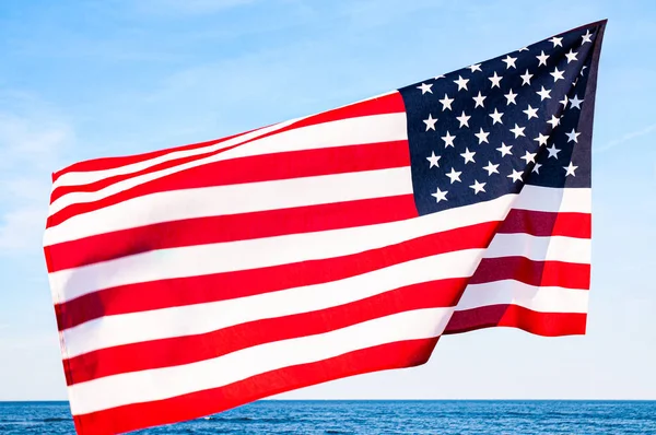 Bandeira americana no céu azul. Dia da independência dos EUA, 4 de julho. Estados Unidos Bandeira — Fotografia de Stock