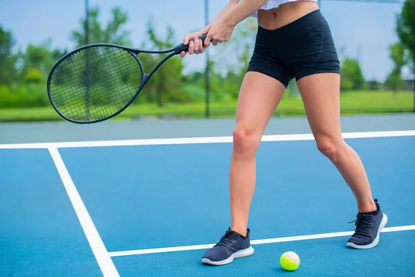 青いコートでテニスをするテニスラケットを持つ美しい女性 — ストック写真