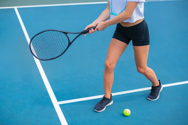 Vacker kvinna med tennisracket på tennisbana — Stockfoto