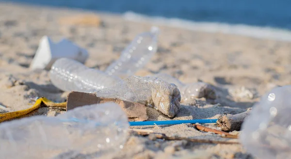 해변에서 쓰레기와 사용 플라스틱 병. 환경 오염. 생태학적 문제 — 스톡 사진