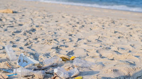 ビーチでゴミや使用済みのペットボトル。環境汚染生態学的問題 — ストック写真