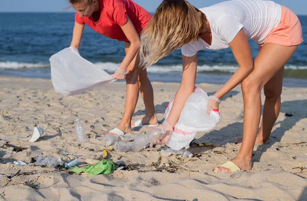 ビーチラインを掃除するボランティアのグループ。海岸でゴミを片付ける人々。エコロジーコンセプト — ストック写真