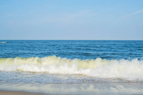 Oceano. Spiaggia con sabbia bianca e cielo blu . — Foto Stock