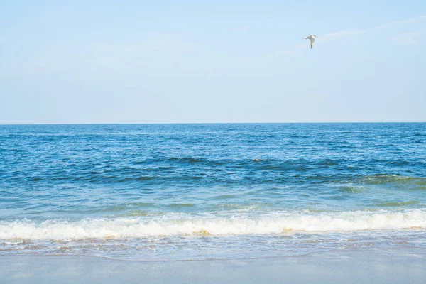 海。白い砂浜と青い空のビーチ。海岸 — ストック写真