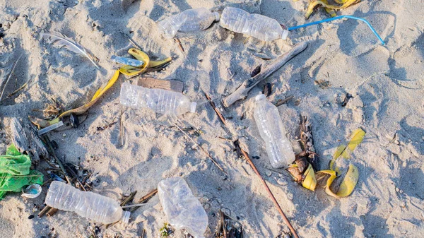 ビーチでゴミやペットボトルを使用。環境汚染生態学的問題 — ストック写真