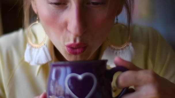 Bella Donna Seduta Caffè Con Una Tazza Caffè Attraente Giovane — Video Stock