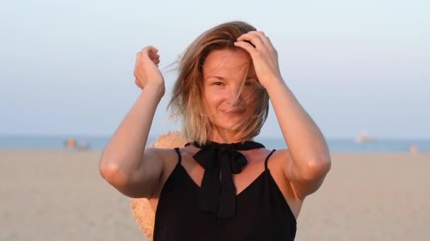 Retrato Mulher Feliz Sorrindo Desfrutando Férias Praia Pôr Sol Câmera — Vídeo de Stock