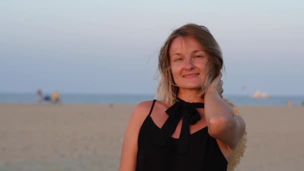 Portré Boldog Mosolyogva Élvezi Nyaralás Tengerparton Naplementekor Lassú Mozgás — Stock videók