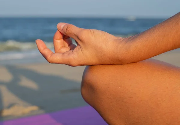 Közeli női kéz gyan mudrában és lótusz helyzetben. Nő jóga és meditálás. — Stock Fotó