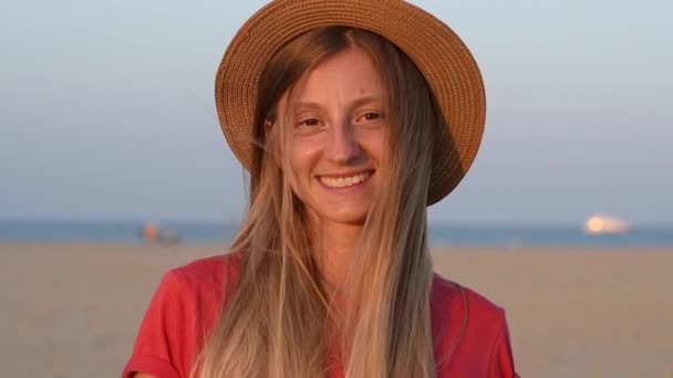 Retrato Mujer Feliz Sonriendo Disfrutando Vacaciones Playa Atardecer Cámara Lenta — Vídeos de Stock